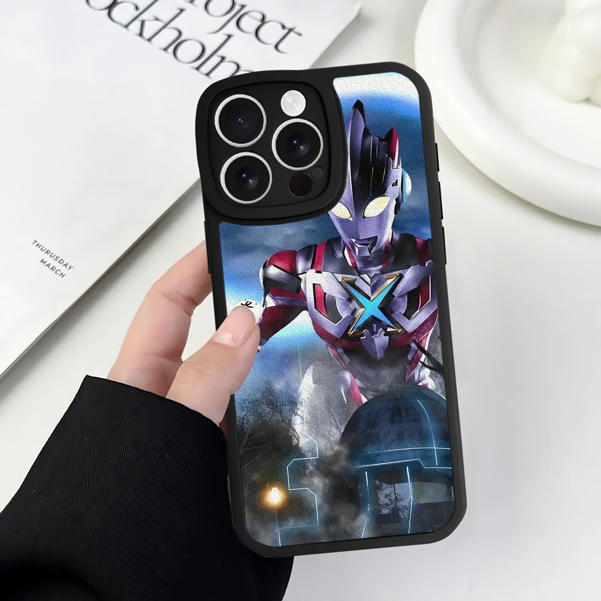 （画像用） ウルトラマン Ultraman 【iPhone 16シリーズ対応】シリコンスマホケース（レザー調） 材質：シリコン